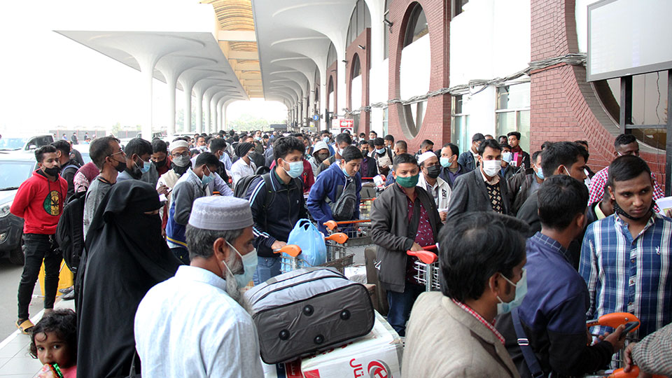 Passengers suffer as trolley shortage worsens amid flight schedule disruptions