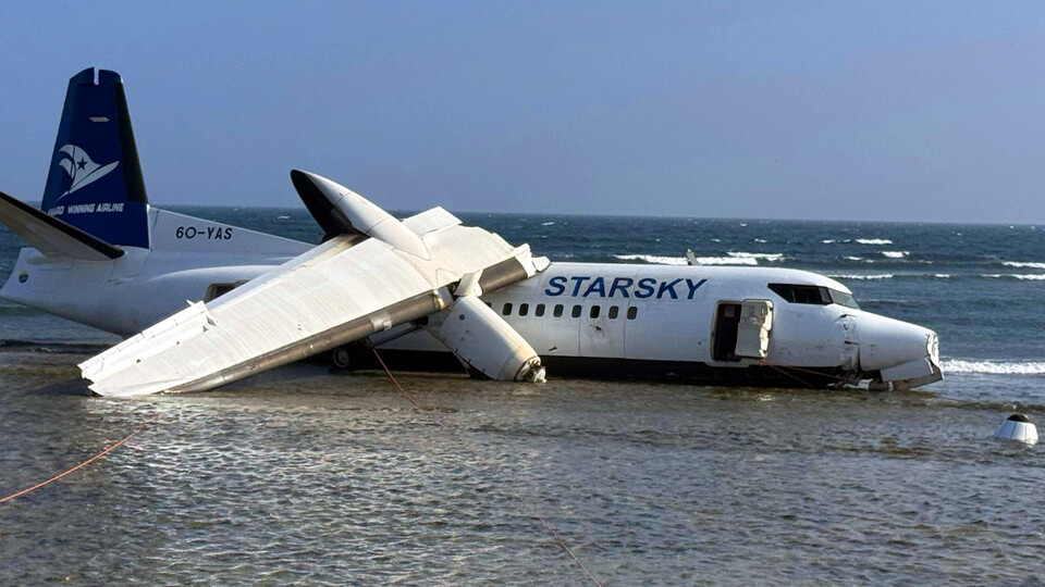 Pilot praised after crash-landing faulty Somali passenger plane on seashore