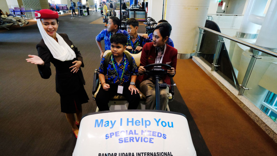 Emirates holds Travel Rehearsal programme for children with autism at Indonesia’s Denpasar airport