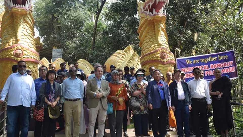 রামুর ঐতিহ্যবাহী রাংকুট বৌদ্ধ বিহার ঘুরে দেখলেন ৩৪ কূটনীতিক