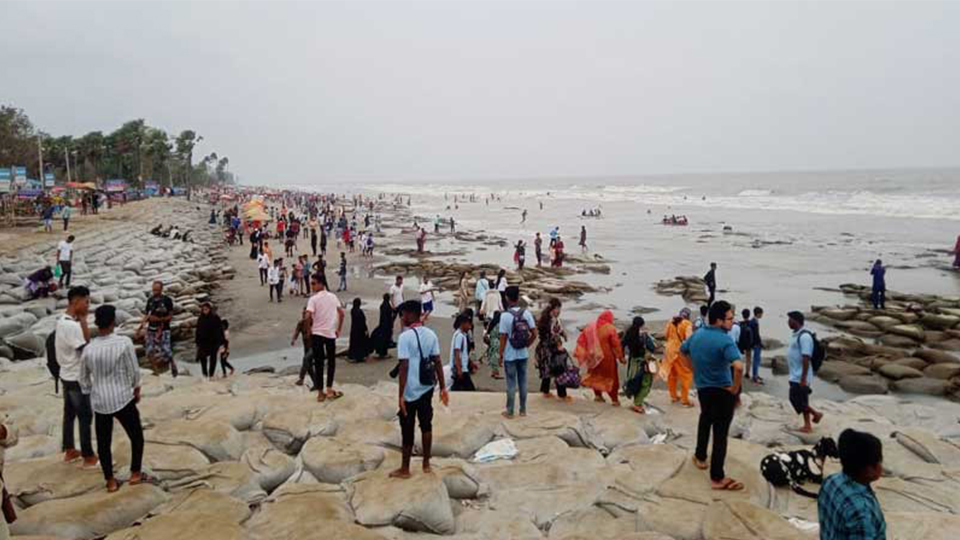 বৈরী আবহাওয়া উপেক্ষা করে কুয়াকাটায় পর্যটকের ভিড়