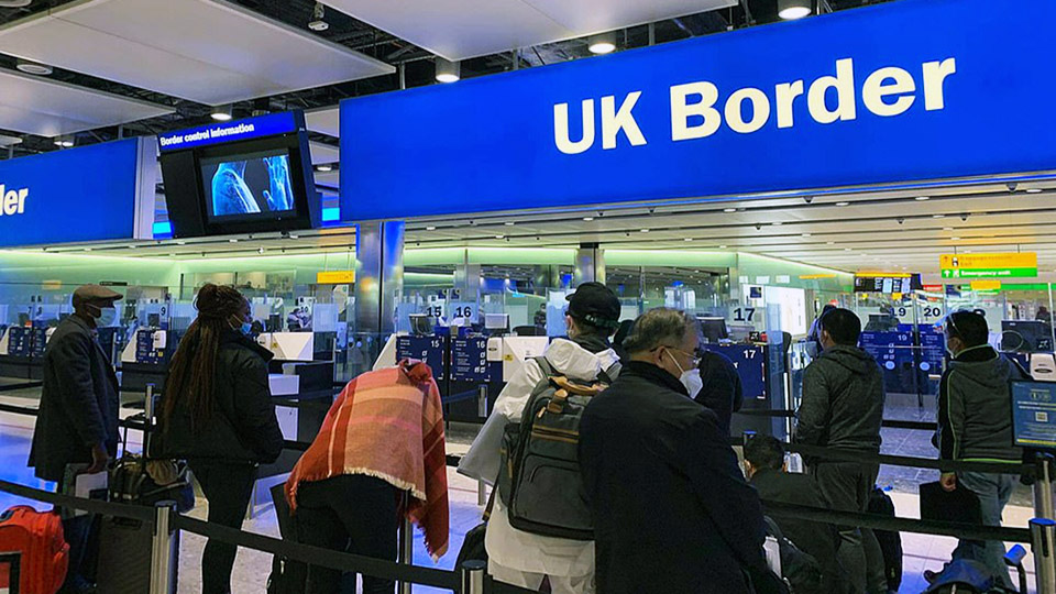 UK’s PM defends its “balanced approach” to int’l travel