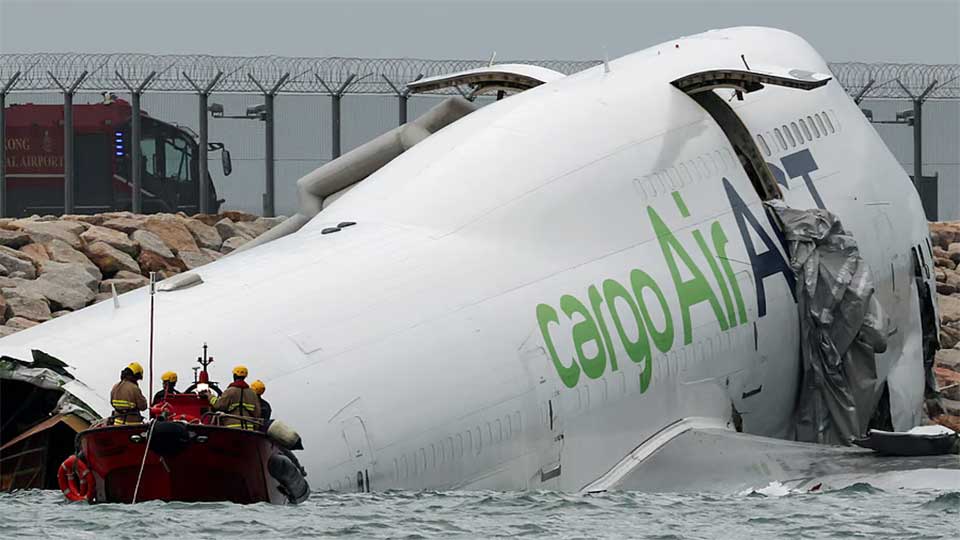 উড়োজাহাজ ছিটকে সাগরে : ব্ল্যাক বক্স খুঁজে পেলো হংকং