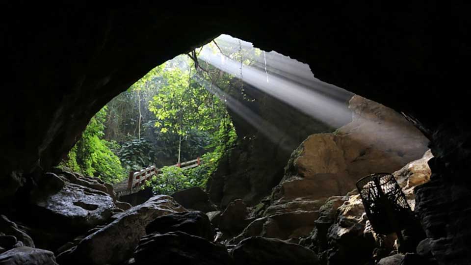 প্রাচীন রহস্যময় এক গুহা আলুটিলা