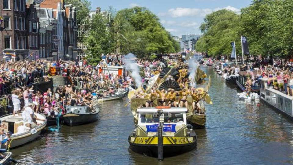 Amsterdamers file legal claim over city tourism