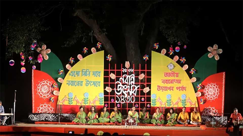 নবান্ন উৎসবে মুখরিত ঢাবির বকুলতলা