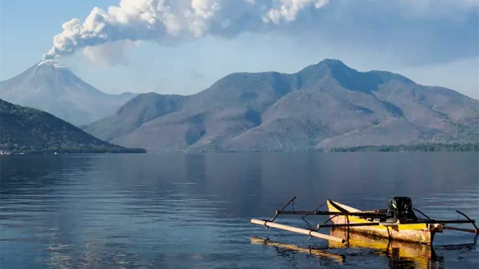 Bali volcanic eruption halts flights