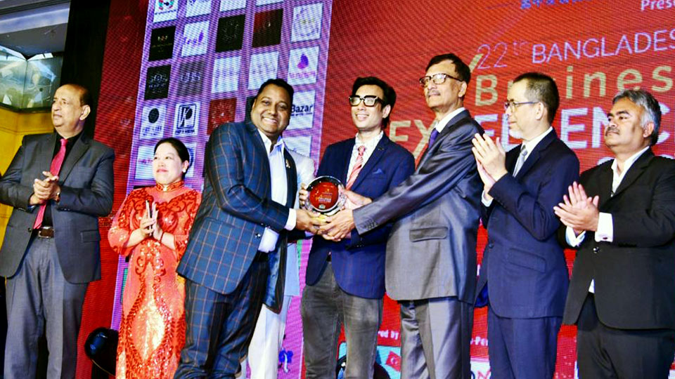 বাংলাদেশ বিজনেস এক্সিলেন্স অ্যাওয়ার্ড ২০২৪ জিতলেন চট্টগ্রামের আক্কাস উদ্দিন