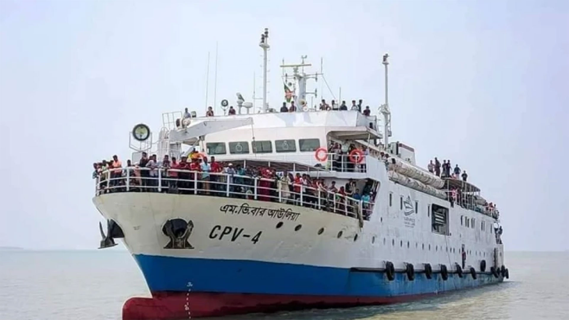 সেন্টমার্টিনগামী পর্যটকবাহী ২ জাহাজকে জরিমানা