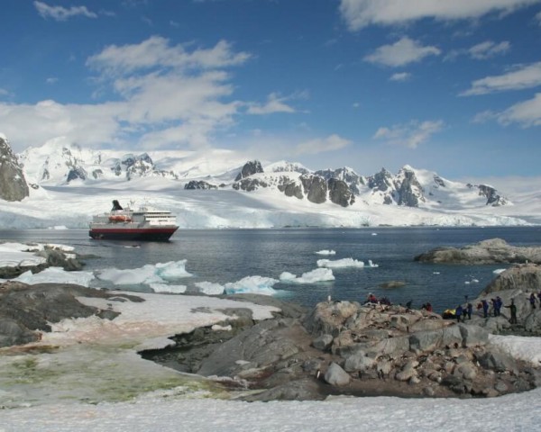 Tourist boats threaten Antartic fauna