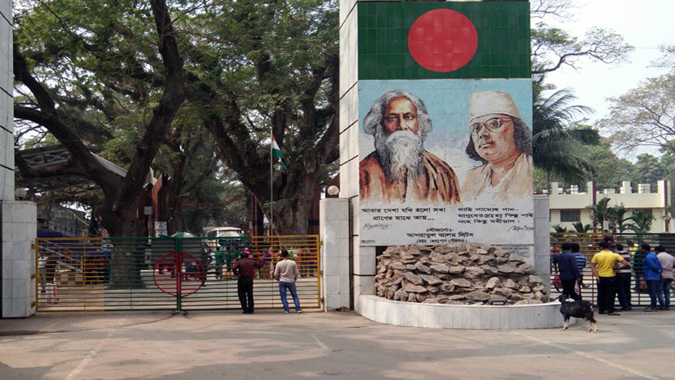 Bangladesh extends border closure with India