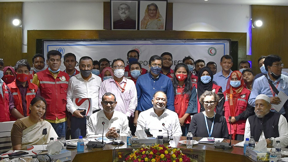 বিকাশে ইউএনএইচসিআর-এর আর্থিক সহায়তা পেলো কক্সবাজারের স্থানীয় অধিবাসীরা
