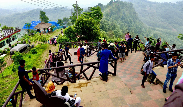 পর্যটকে মুখর পাহাড়ি জনপদ