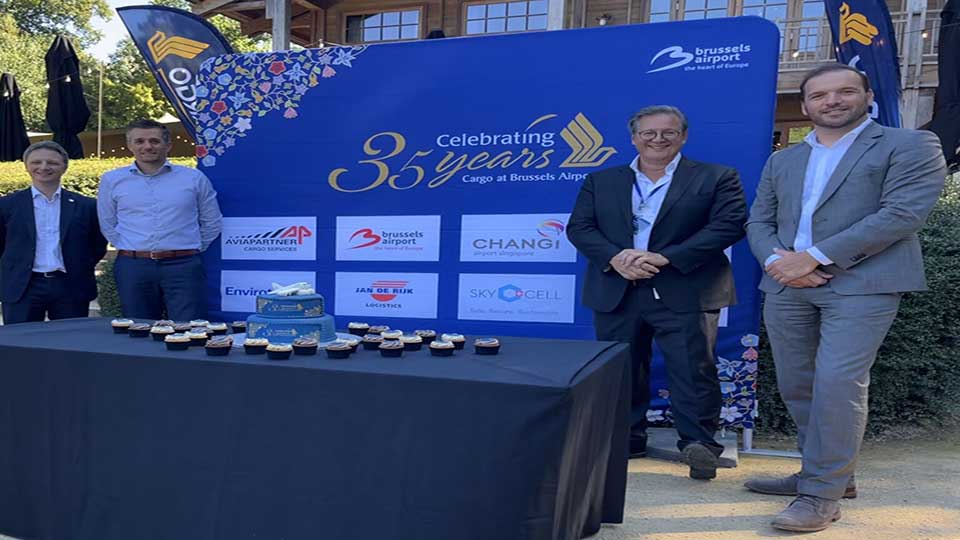 Brussels Airport honours SIA’s 35th year of cargo operations