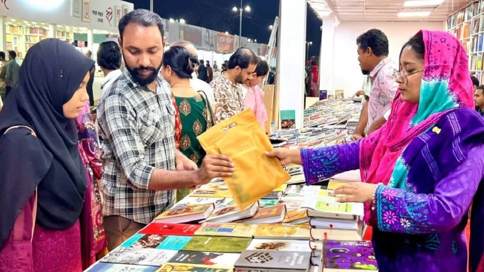 ছুটির দিনে উৎসবমুখর বইমেলা : ১০ম দিনে স্বস্তির আমেজ