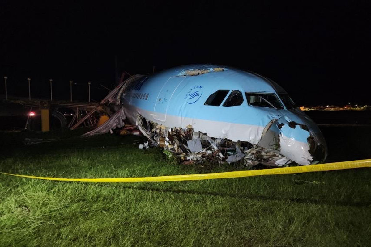 Plane overshoots runway in Cebu