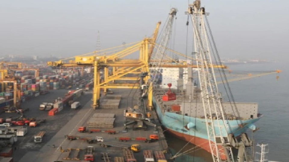 জরুরি সভা আহ্বান চবকের : এখনও অচল চট্টগ্রাম বন্দর