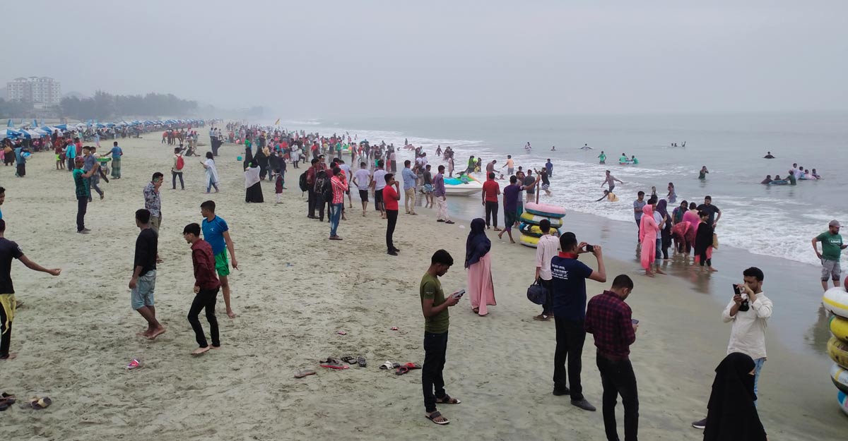 কক্সবাজার ও কুয়াকাটা সৈকতে পর্যটকের মিলনমেলা