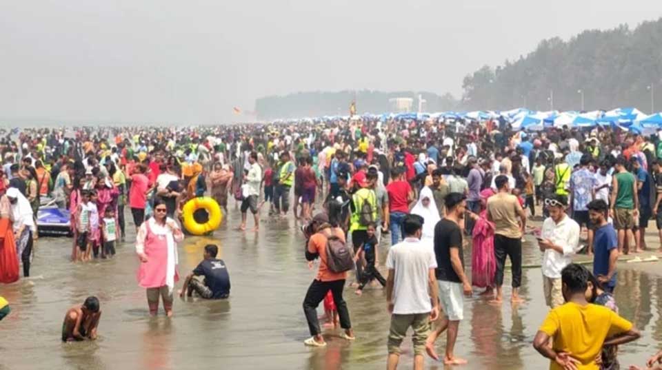 কক্সবাজার সমুদ্র সৈকতে পর্যটকে ভরপুর, তিল ধারণের ঠাঁই নেই