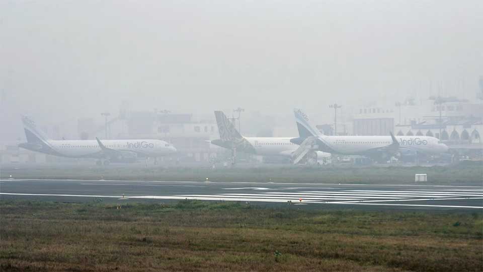 Dense fog hits Delhi, Airport issues alert