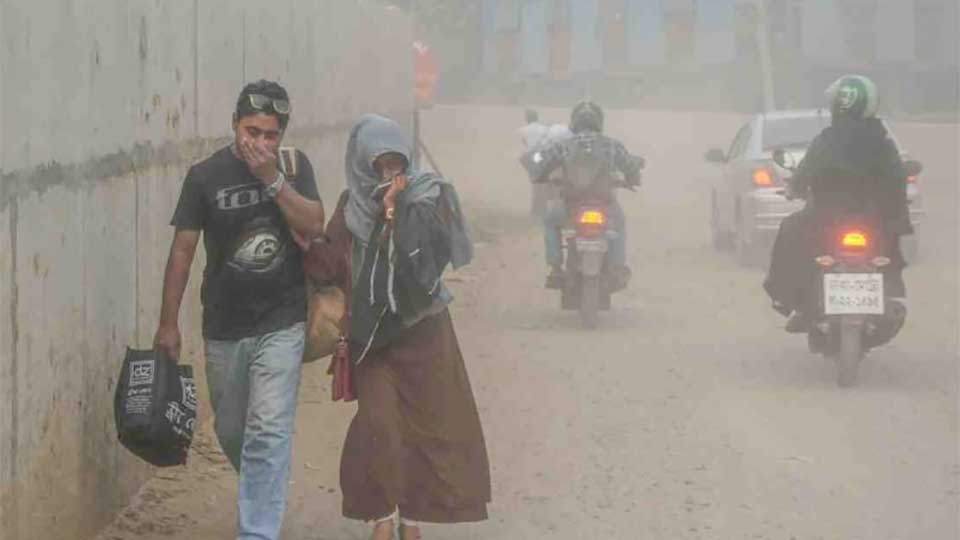 দূষিত শহরের তালিকায় আজ শীর্ষ তিনে ঢাকা