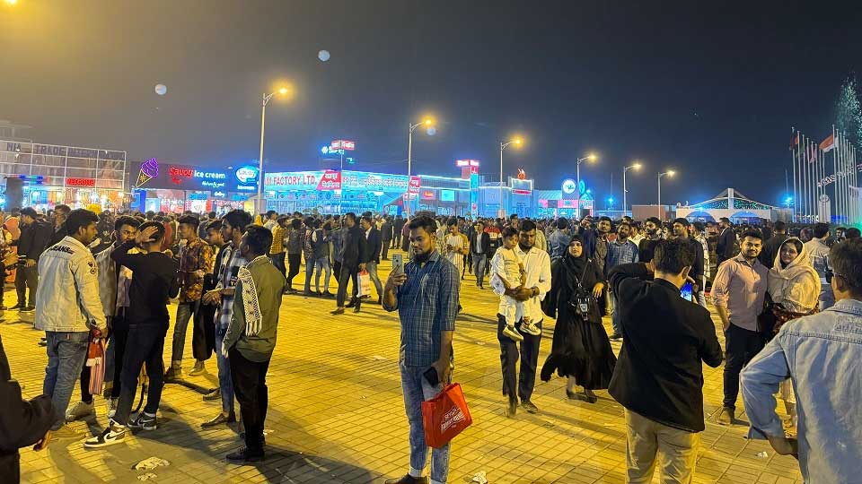 ছুটির দিনে বাণিজ্যমেলায় ছাড়ের ছড়াছড়ি