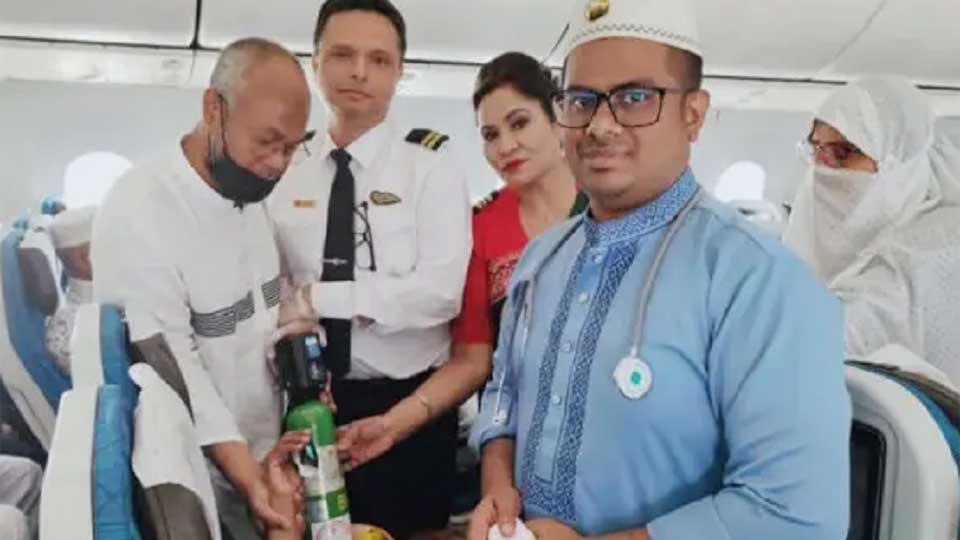 উড়ন্ত ফ্লাইটে অসুস্থ যাত্রীকে সেবা দিয়ে প্রশংসিত ডা. রায়হান
