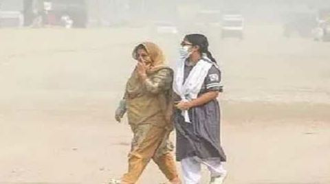 বায়ুদূষণে আজ আবারও শীর্ষে ঢাকা