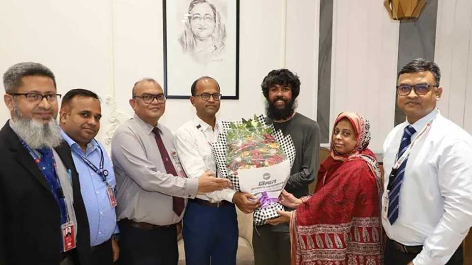 এভারেস্ট বিজয়ী বাবর আলীকে বিমানবন্দরে সংবর্ধনা দিলো বিমান