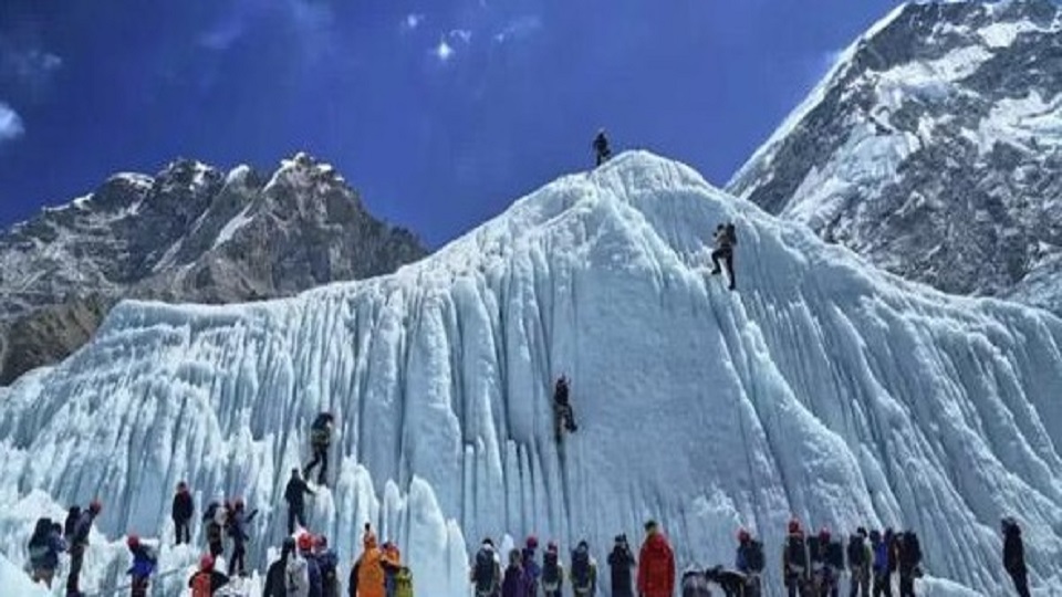 এভারেস্টে তুষারঝড়ে আটকে হাজার পর্যটক