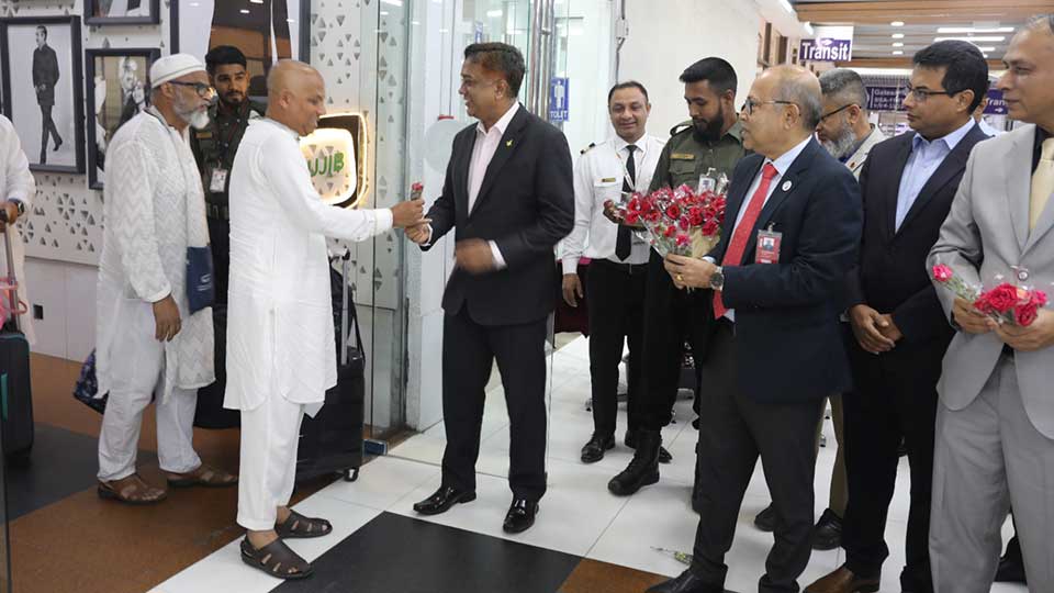 দেশে পৌঁছেছে হজের প্রথম ফিরতি ফ্লাইট