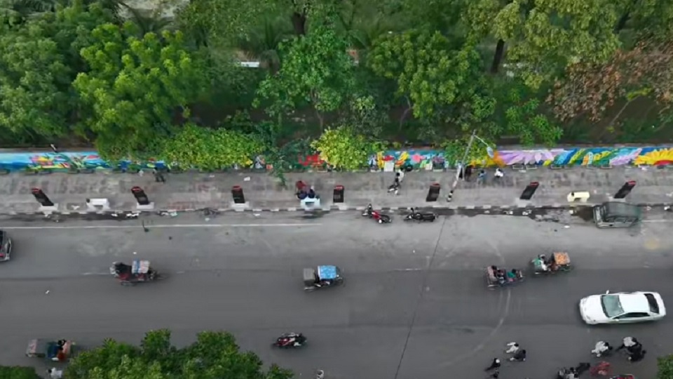 ফুল ও গ্রাফিতির রঙে সেজেছে নান্দনিক ফুটপাত