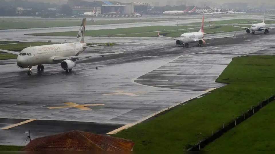 Heavy rains hit Mumbai, disrupt flights