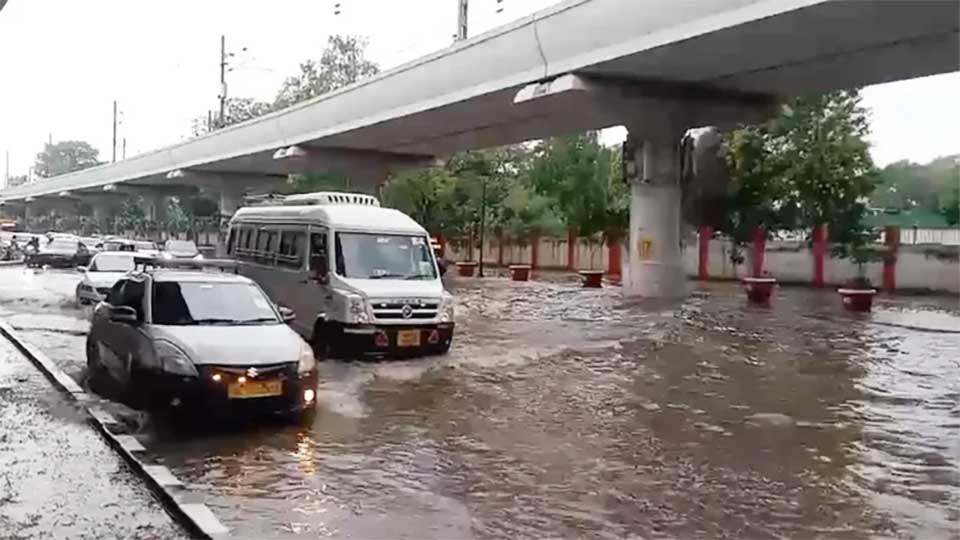 দিল্লিতে প্রবল বৃষ্টি, ফ্লাইট চলাচল ব্যাহত 