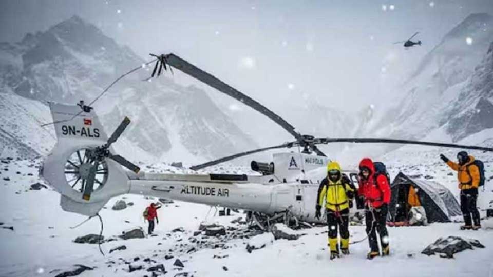 এভারেস্টে উদ্ধার অভিযানে হেলিকপ্টার বিধ্বস্ত