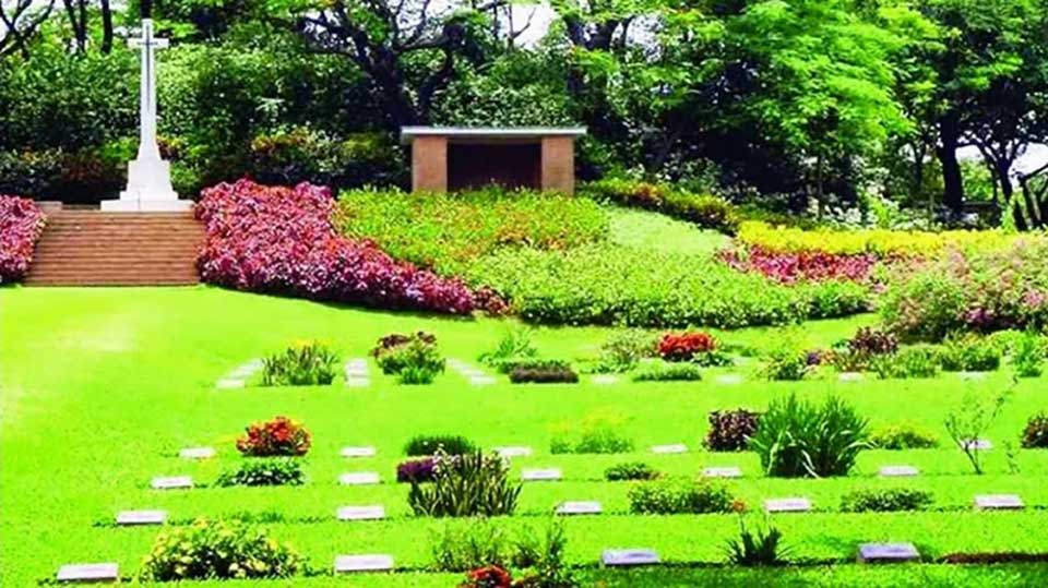 পাহাড়ের ঢালে সবুজে আচ্ছাদিত বিশ্বযুদ্ধের স্মৃতিচিহ্ন