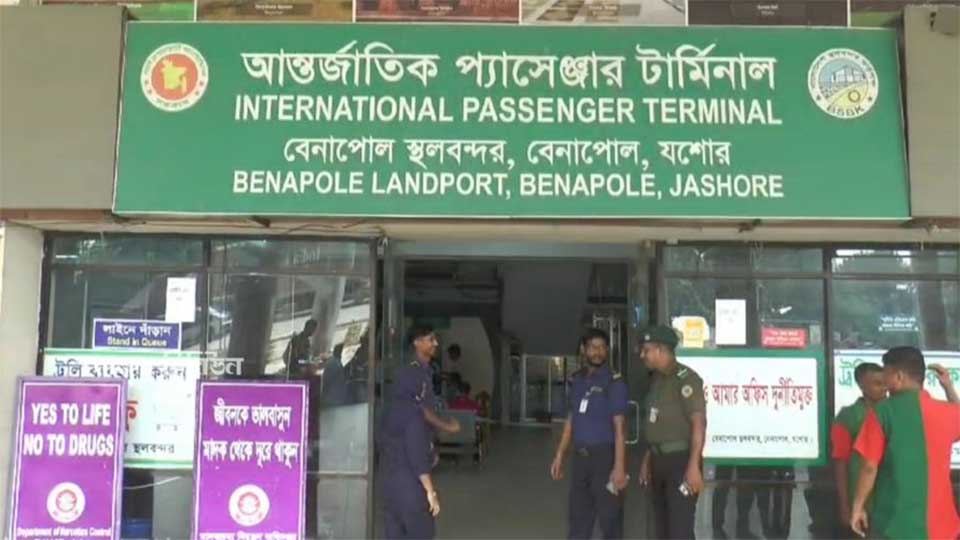 ভারতগামী যাত্রীর সংখ্যা হ্রাসে রাজস্ব আয়ে মন্দা