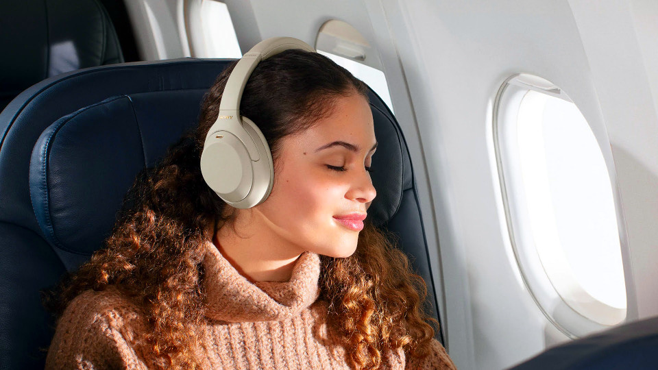 India warns passengers over playing loud music on flights