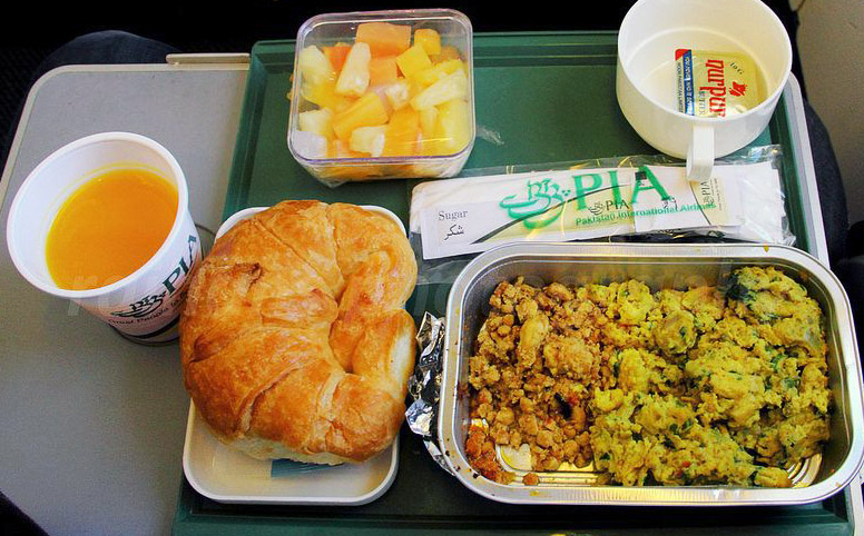 Pakistan bans inflight meal over Omicron concerns