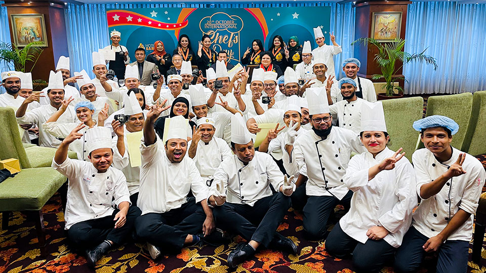 Hotel Sarina Dhaka celebrates Int’l Chefs Day with largest pizza in BD