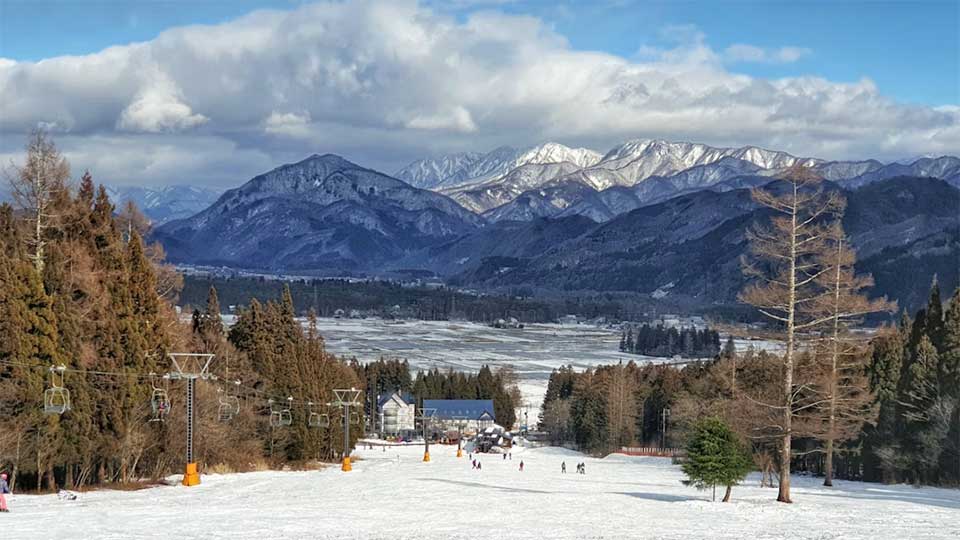 Japan ski resorts to fine tourists from 2026