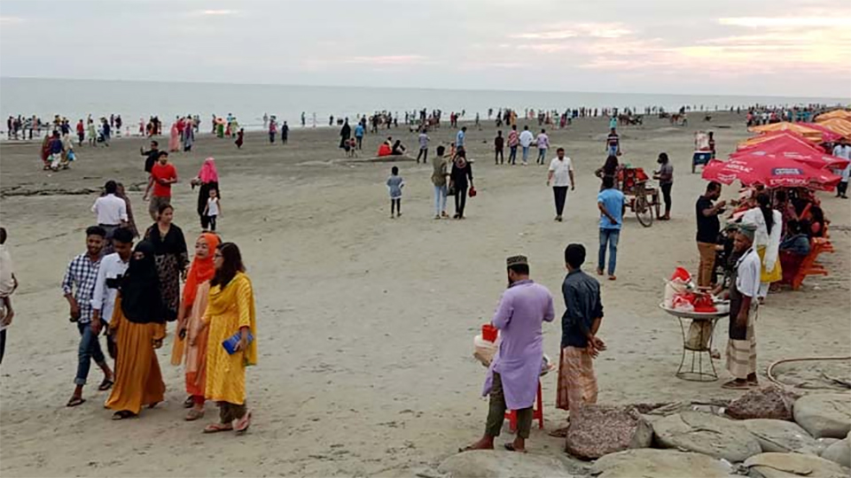 পর্যটকে মুখর কুয়াকাটা