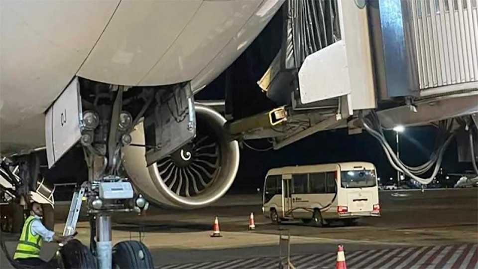 শাহজালালে ভেঙে পড়লো  কুয়েত এয়ারওয়েজ ফ্লাইটের দরজা
