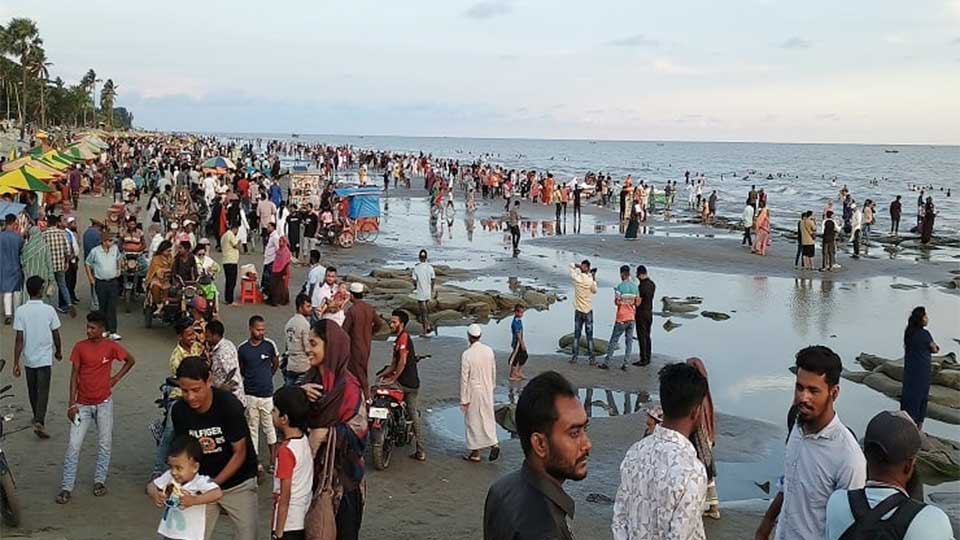 পূজার ছুটিতে কুয়াকাটায় পর্যটকের ঢল