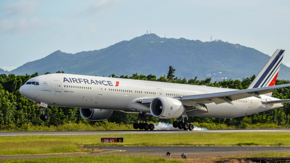 Lost phone returns long-haul Air France flight midway