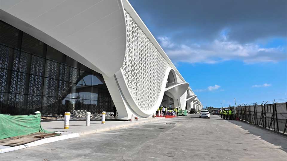 Maldives builds $1b airport amid tourism threats