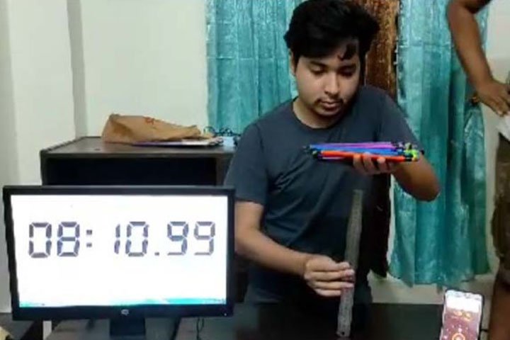 হাতে পেন্সিল রেখে গিনেস বুকে মনিরুল