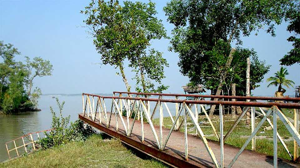 পর্যটকদের জন্য করমজল খুলে দিন মানববন্ধনে বক্তারা 
