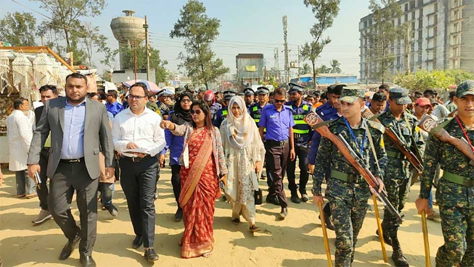 কক্সবাজার সৈকতে অবৈধ স্থাপনা উচ্ছেদ অভিযান শুরু 