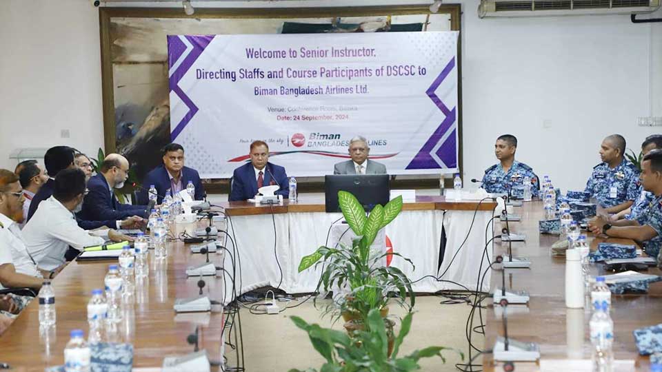বিমানের কার্যক্রম ঘুরে দেখলেন এয়ার উইং কোর্সে অংশগ্রহণকারীরা 